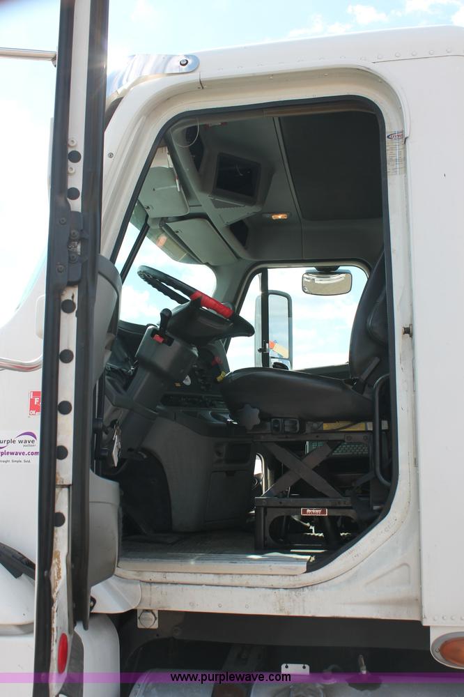 image for item C2784 2007 Freightliner Columbia semi truck