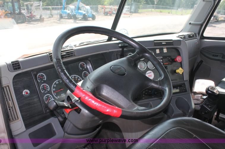 image for item C2784 2007 Freightliner Columbia semi truck