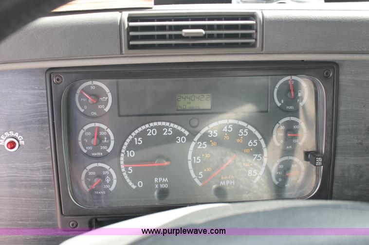 image for item C2784 2007 Freightliner Columbia semi truck