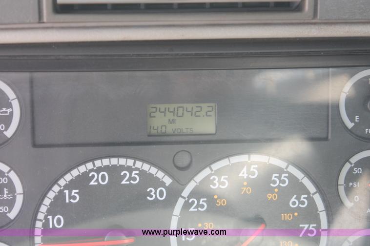 image for item C2784 2007 Freightliner Columbia semi truck