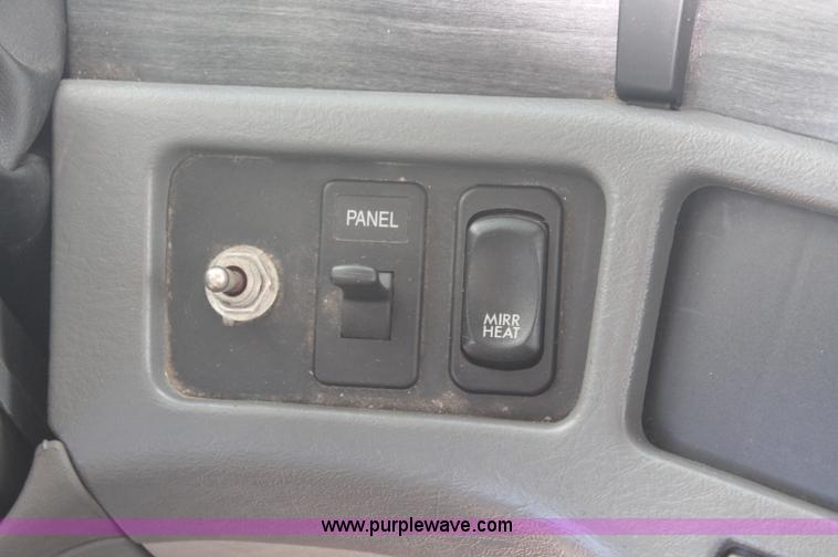 image for item C2784 2007 Freightliner Columbia semi truck