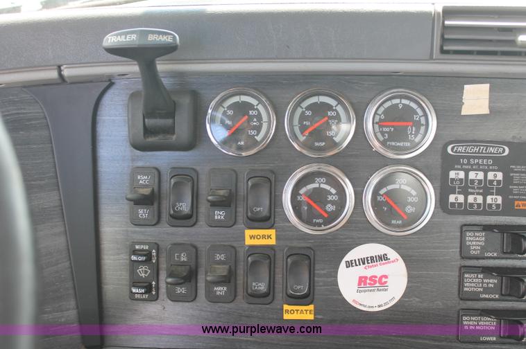 image for item C2784 2007 Freightliner Columbia semi truck