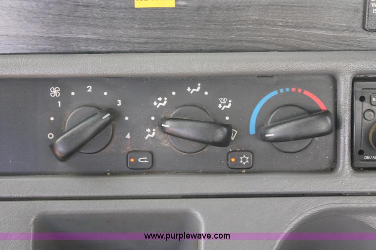 image for item C2784 2007 Freightliner Columbia semi truck