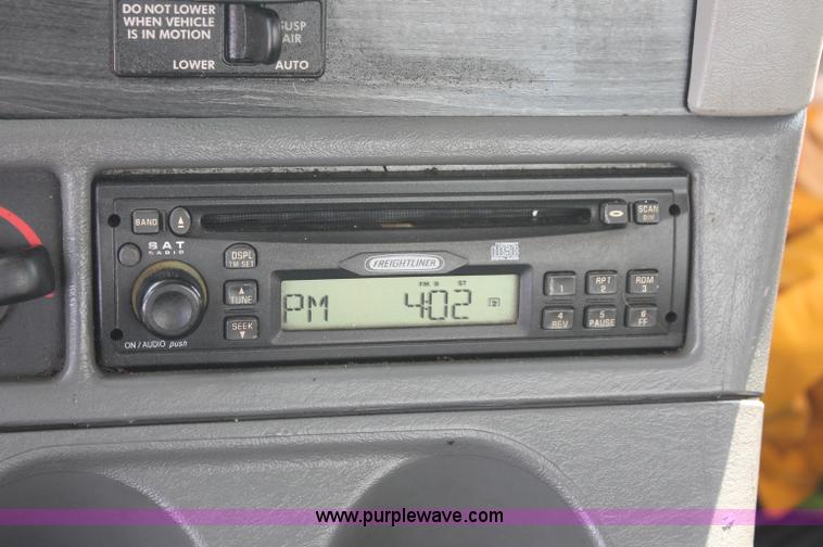 image for item C2784 2007 Freightliner Columbia semi truck