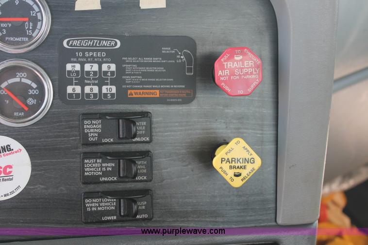 image for item C2784 2007 Freightliner Columbia semi truck