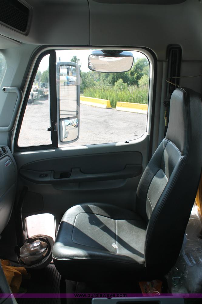 image for item C2784 2007 Freightliner Columbia semi truck