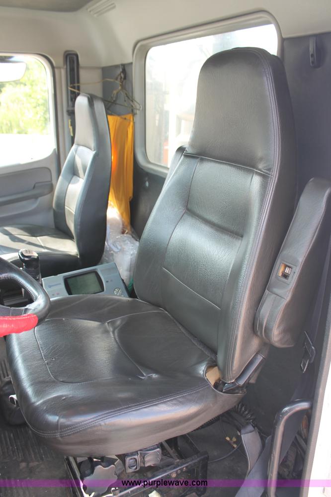 image for item C2784 2007 Freightliner Columbia semi truck