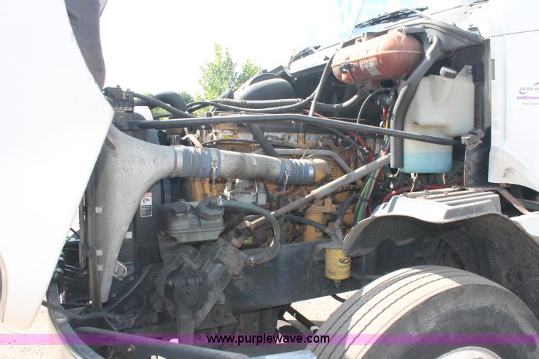 image for item C2784 2007 Freightliner Columbia semi truck