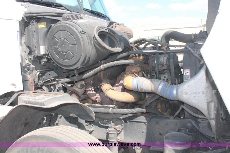 image for item C2784 2007 Freightliner Columbia semi truck