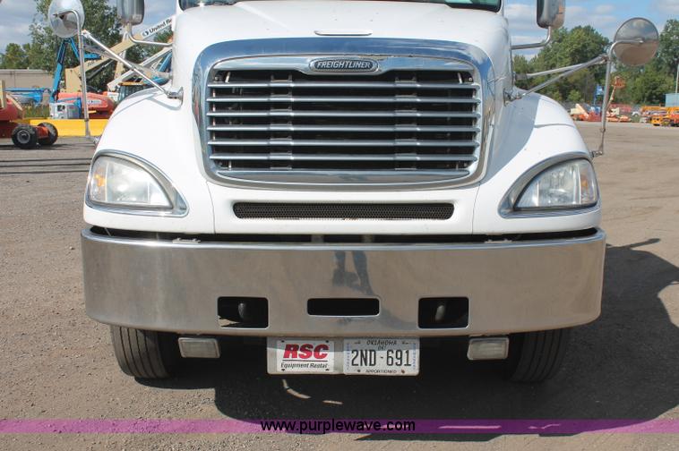 image for item C2784 2007 Freightliner Columbia semi truck