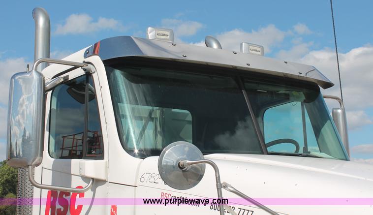 image for item C2784 2007 Freightliner Columbia semi truck