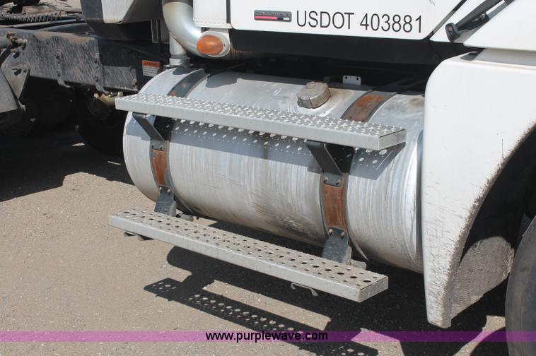 image for item C2784 2007 Freightliner Columbia semi truck