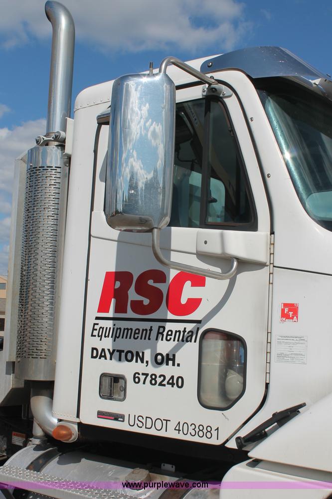 image for item C2784 2007 Freightliner Columbia semi truck