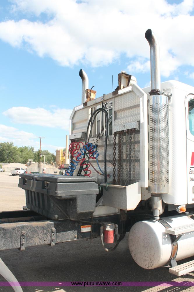 image for item C2784 2007 Freightliner Columbia semi truck