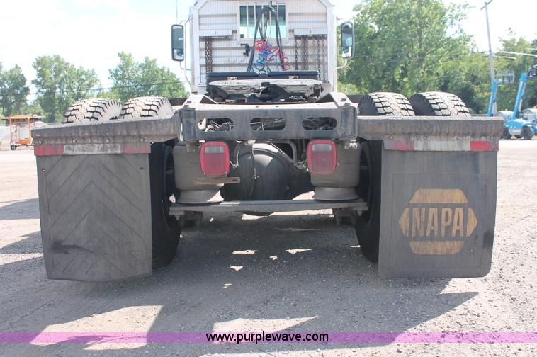 image for item C2784 2007 Freightliner Columbia semi truck