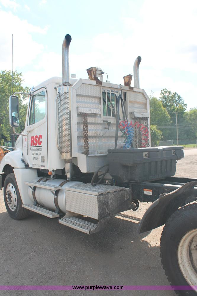 image for item C2784 2007 Freightliner Columbia semi truck