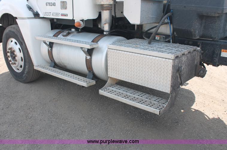 image for item C2784 2007 Freightliner Columbia semi truck