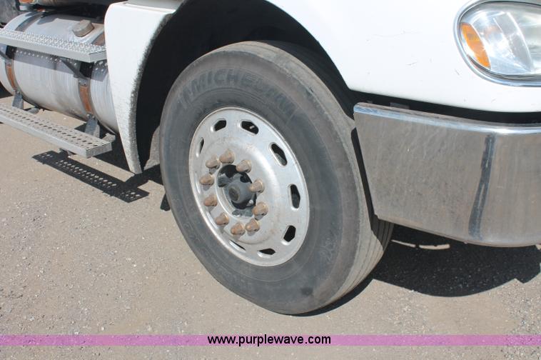 image for item C2784 2007 Freightliner Columbia semi truck