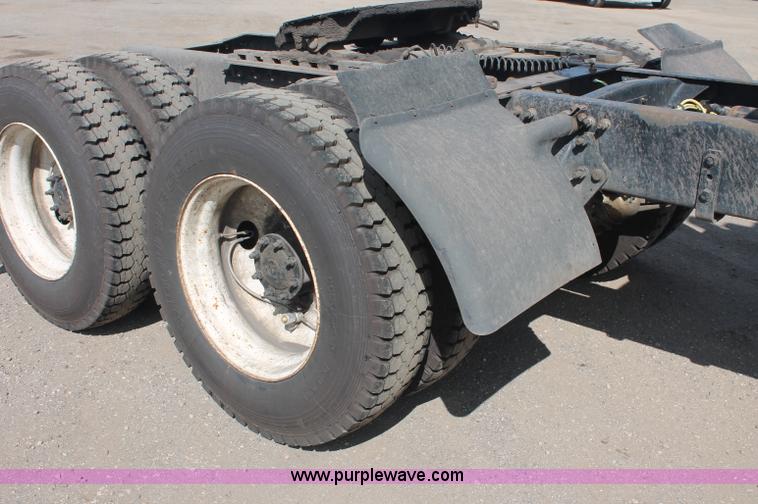 image for item C2784 2007 Freightliner Columbia semi truck