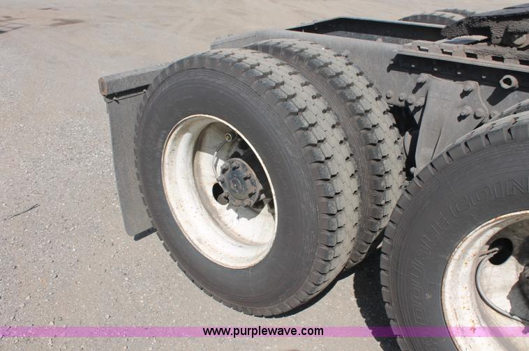 image for item C2784 2007 Freightliner Columbia semi truck