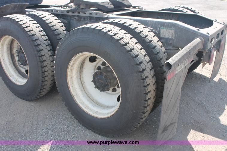 image for item C2784 2007 Freightliner Columbia semi truck