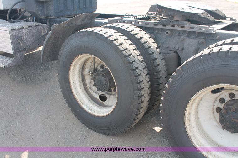 image for item C2784 2007 Freightliner Columbia semi truck