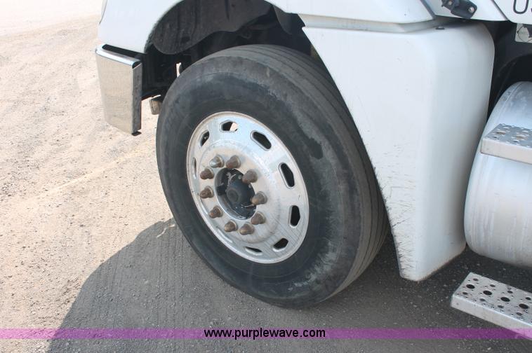 image for item C2784 2007 Freightliner Columbia semi truck