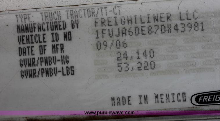 image for item C2784 2007 Freightliner Columbia semi truck