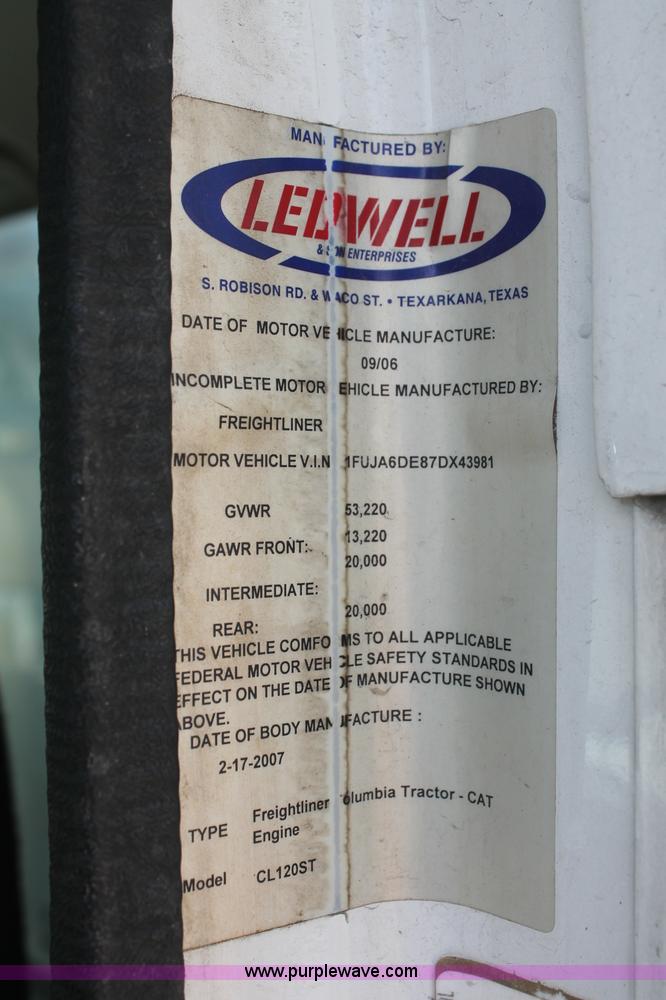 image for item C2784 2007 Freightliner Columbia semi truck