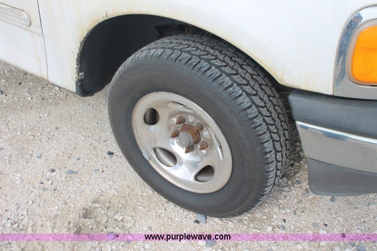 image for item C2794 2002 Ford F150 XLT SuperCab pickup truck