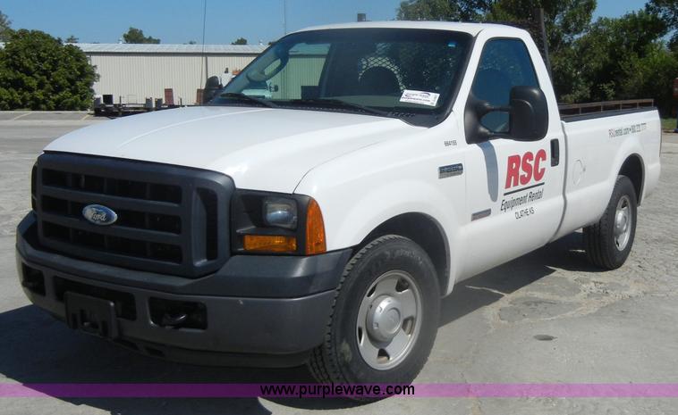 image for item D4627 2007 Ford F250 Super Duty XL pickup truck