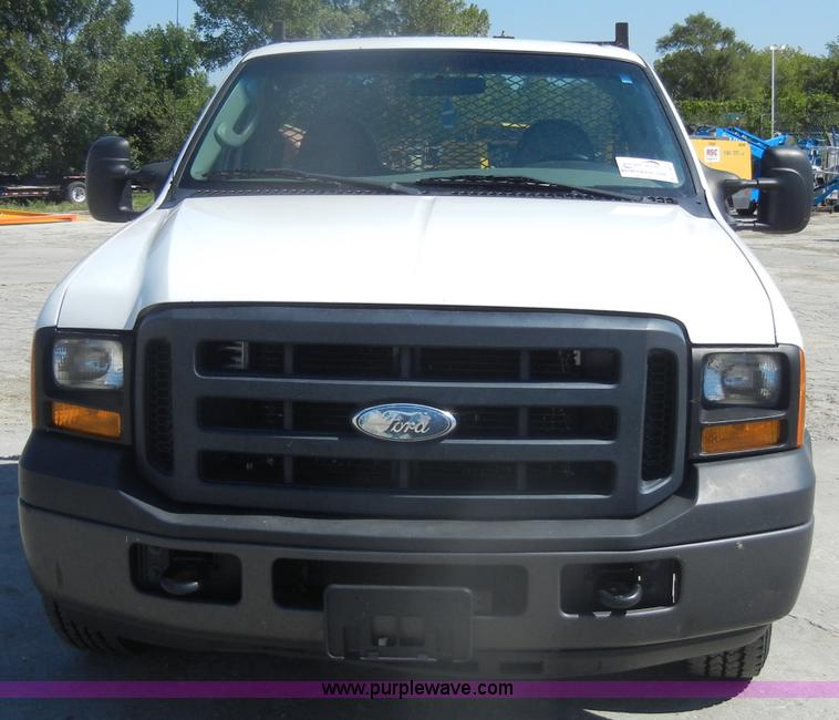 image for item D4627 2007 Ford F250 Super Duty XL pickup truck