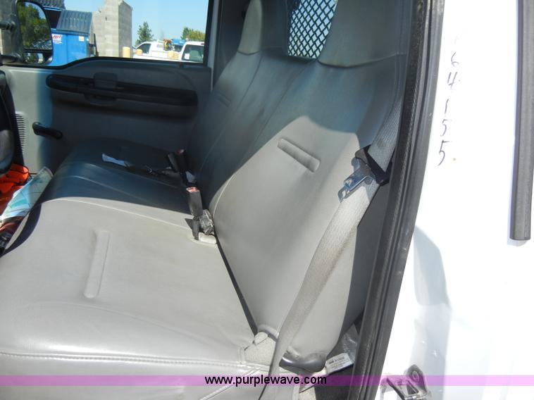 image for item D4627 2007 Ford F250 Super Duty XL pickup truck