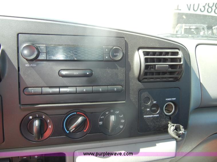 image for item D4627 2007 Ford F250 Super Duty XL pickup truck