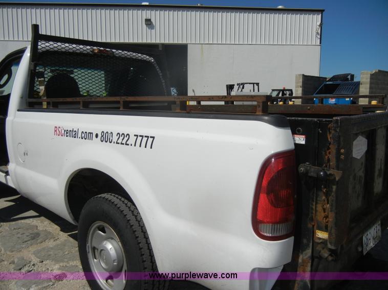 image for item D4627 2007 Ford F250 Super Duty XL pickup truck