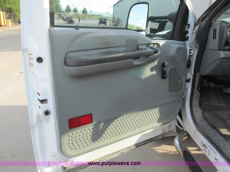image for item E2066 2004 Ford F550 XL Super Duty service truck