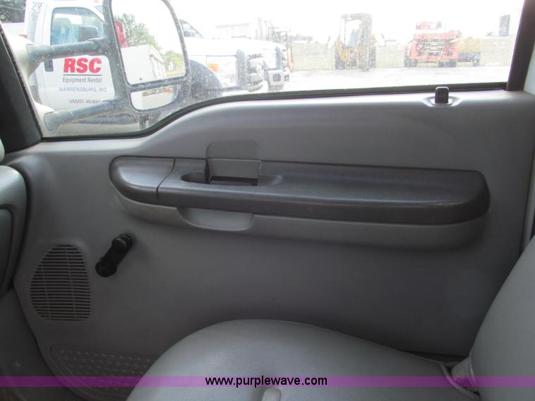 image for item E2066 2004 Ford F550 XL Super Duty service truck