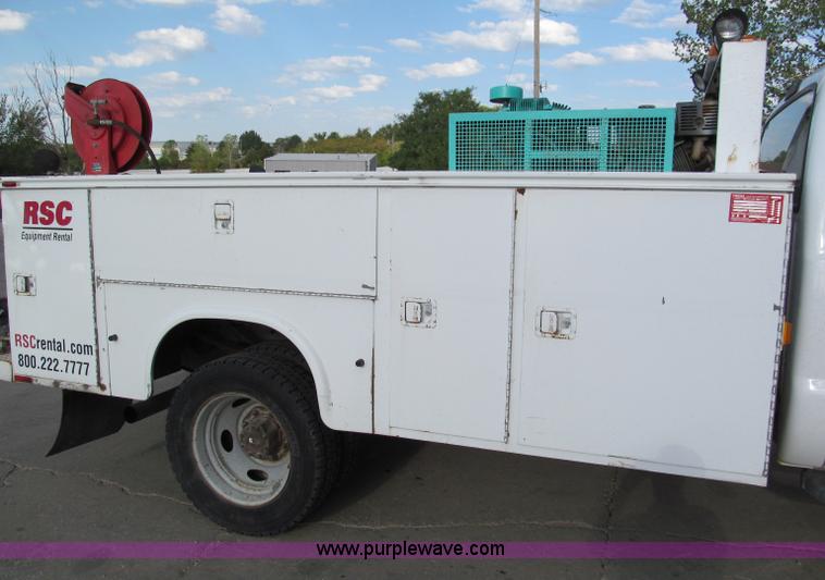 image for item E2066 2004 Ford F550 XL Super Duty service truck
