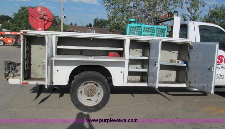 image for item E2066 2004 Ford F550 XL Super Duty service truck