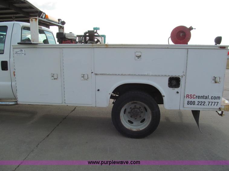 image for item E2066 2004 Ford F550 XL Super Duty service truck