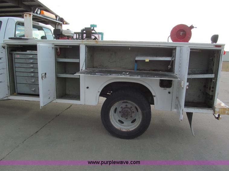 image for item E2066 2004 Ford F550 XL Super Duty service truck