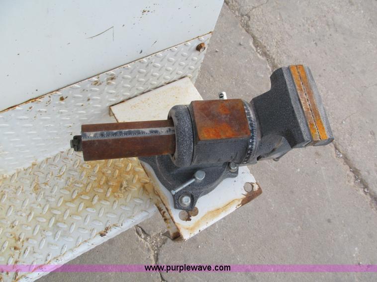 image for item E2066 2004 Ford F550 XL Super Duty service truck