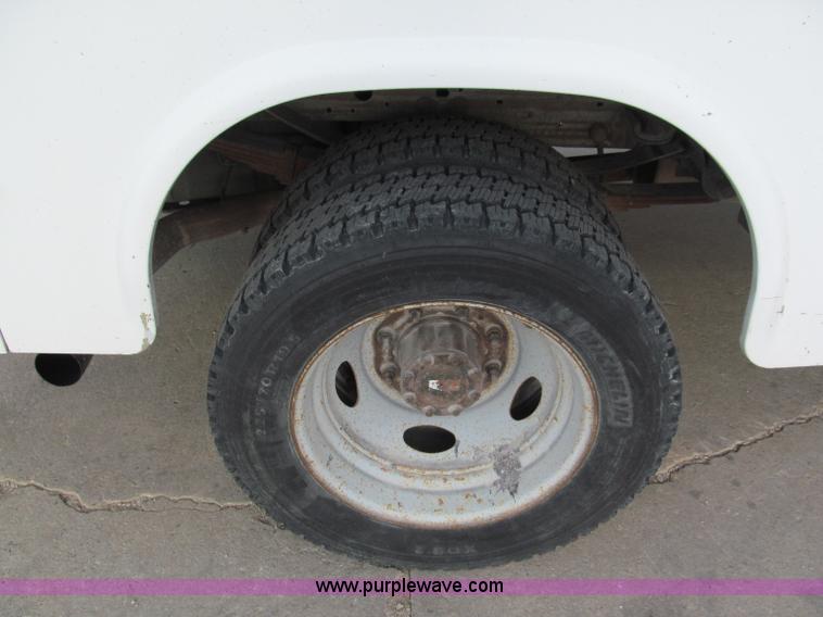 image for item E2066 2004 Ford F550 XL Super Duty service truck