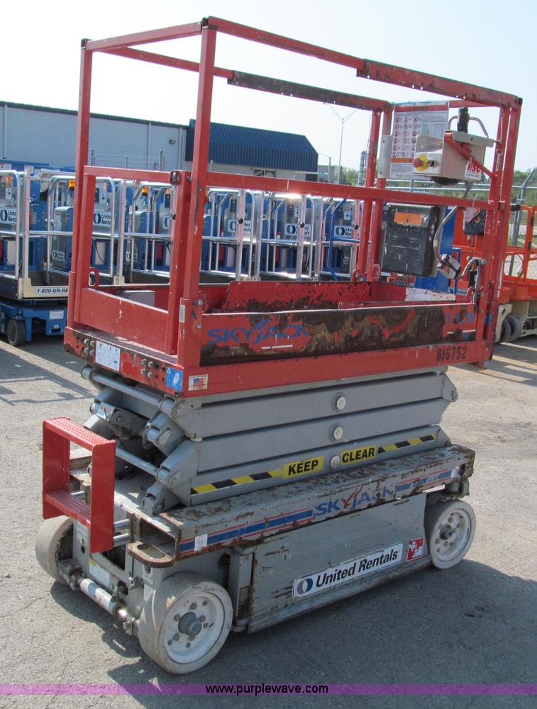 image for item E2084 2006 Skyjack SJ-III 3219 electric scissor lift