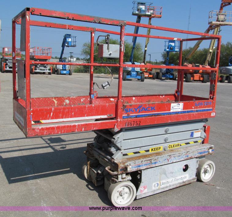 image for item E2084 2006 Skyjack SJ-III 3219 electric scissor lift