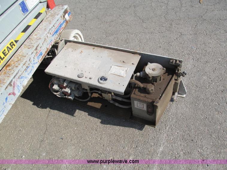 image for item E2084 2006 Skyjack SJ-III 3219 electric scissor lift