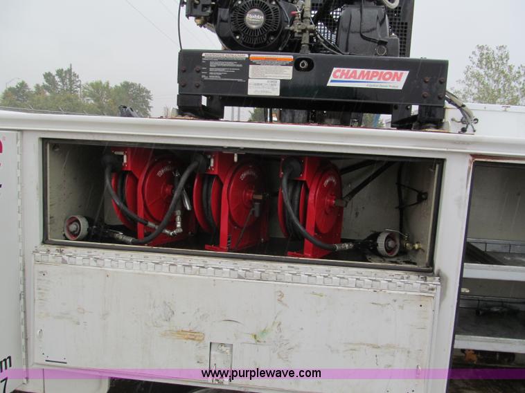 image for item E2106 2006 Ford F550 XL Super Duty service truck