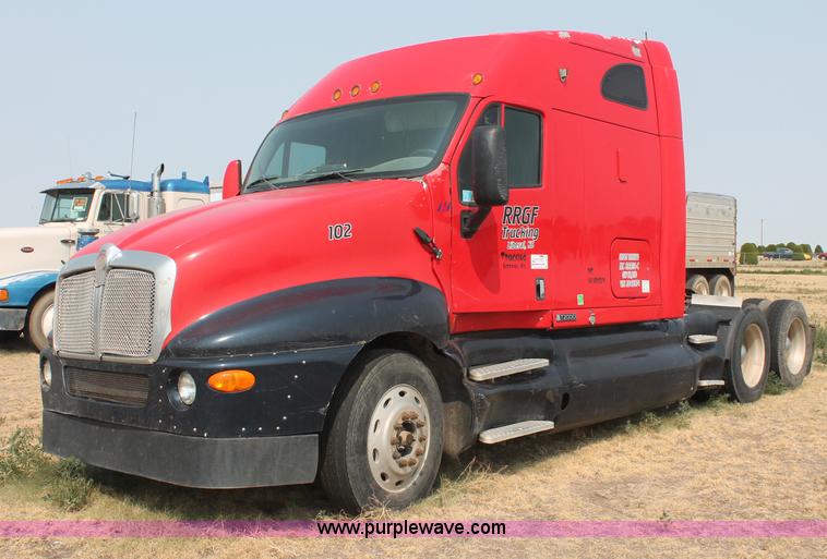 image for item C2763 2000 Kenworth T2000 semi truck