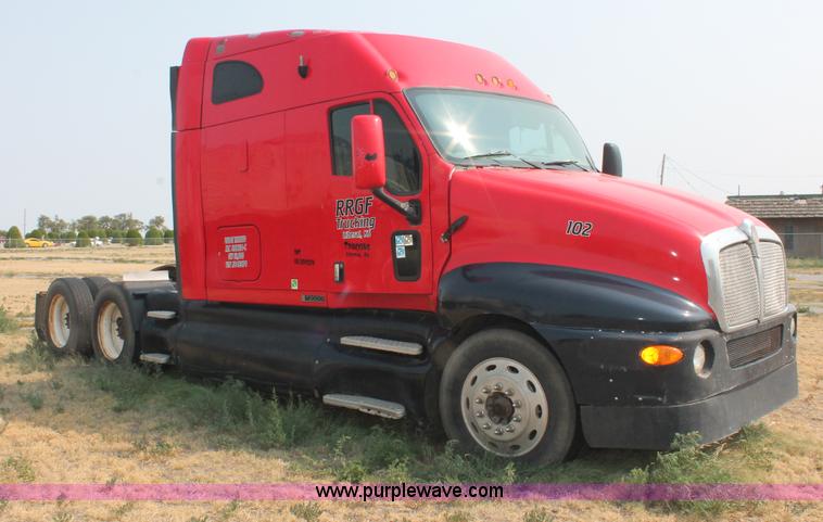 image for item C2763 2000 Kenworth T2000 semi truck