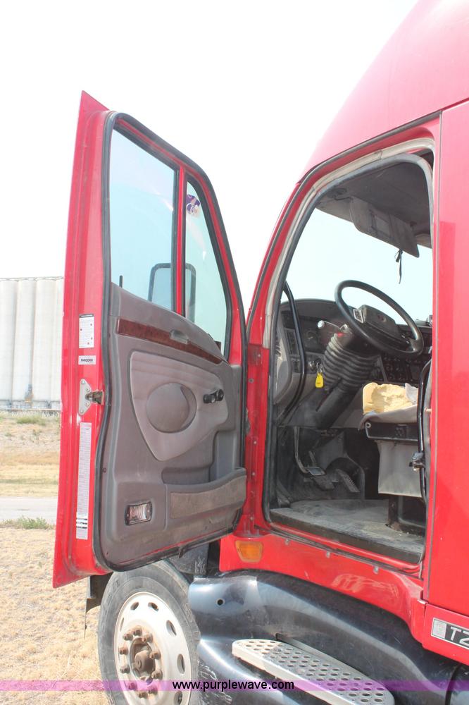 image for item C2763 2000 Kenworth T2000 semi truck